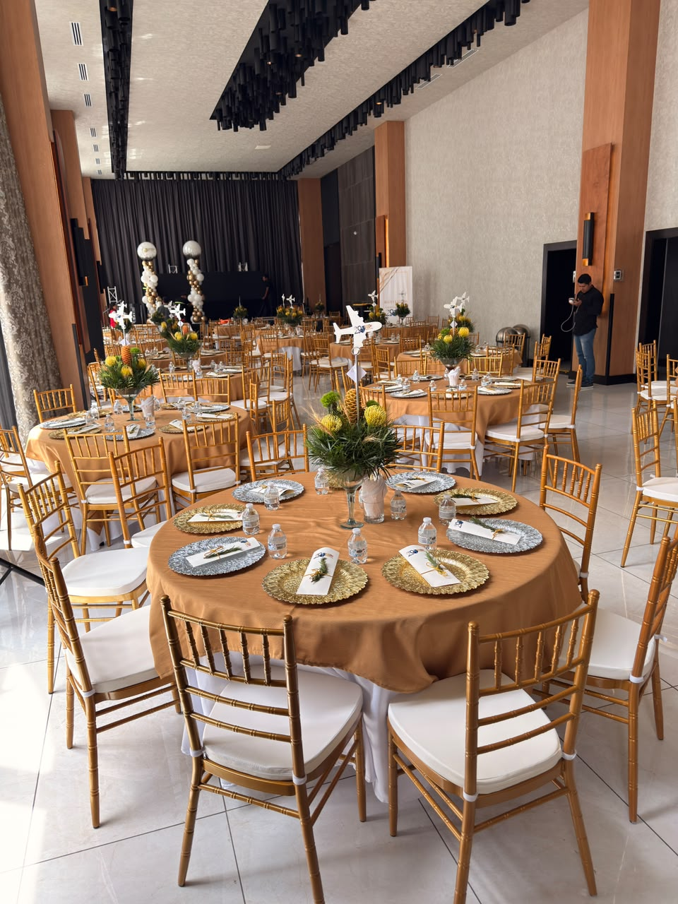 Salón elegante preparado para una celebración